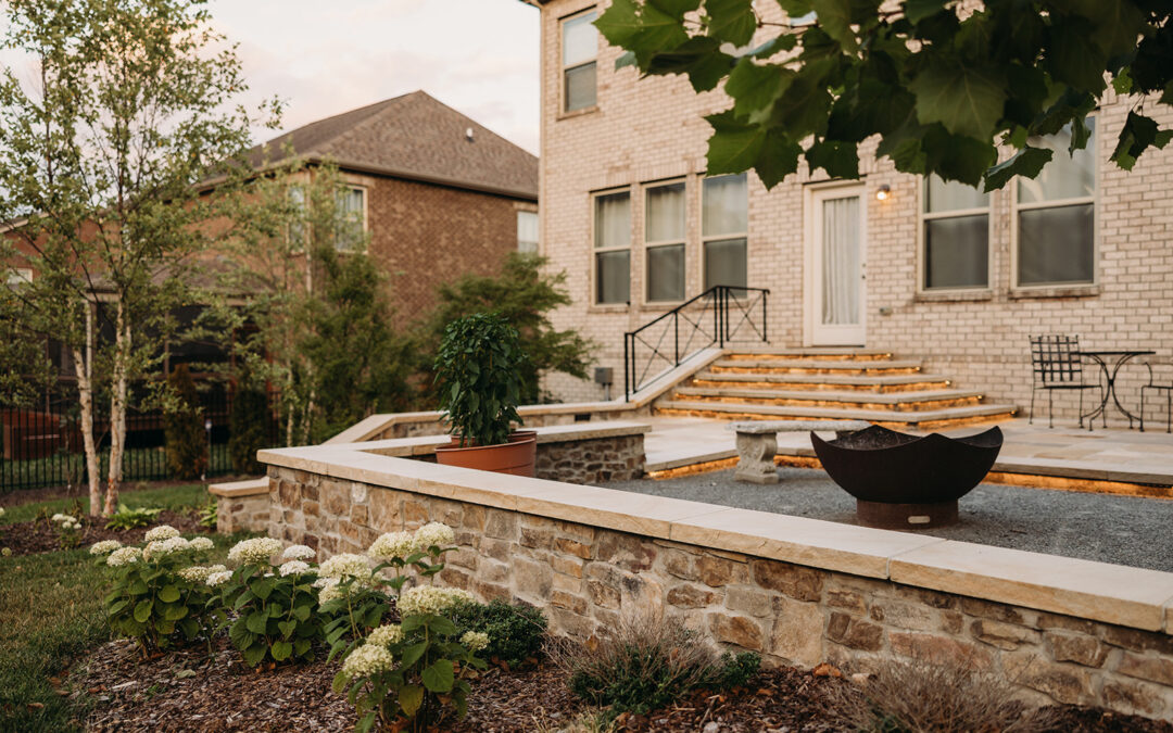 Seat Walls for All Seasons: Stylish Built-Ins That Enhance Your Outdoor Living Space